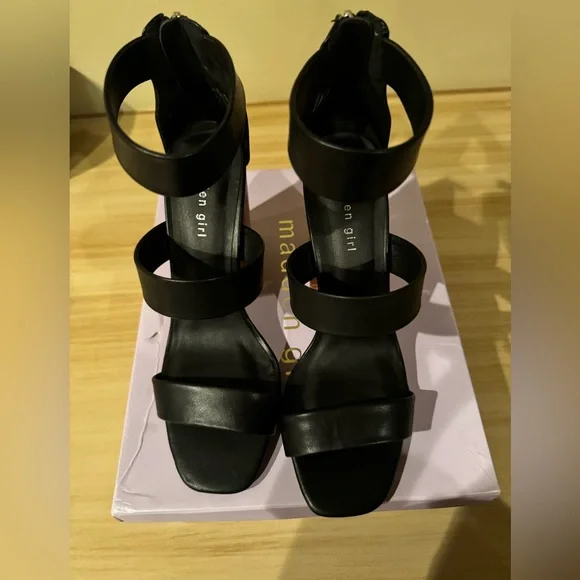 MADDEN GIRL Clyde City Sandals - Picture 8 of 13